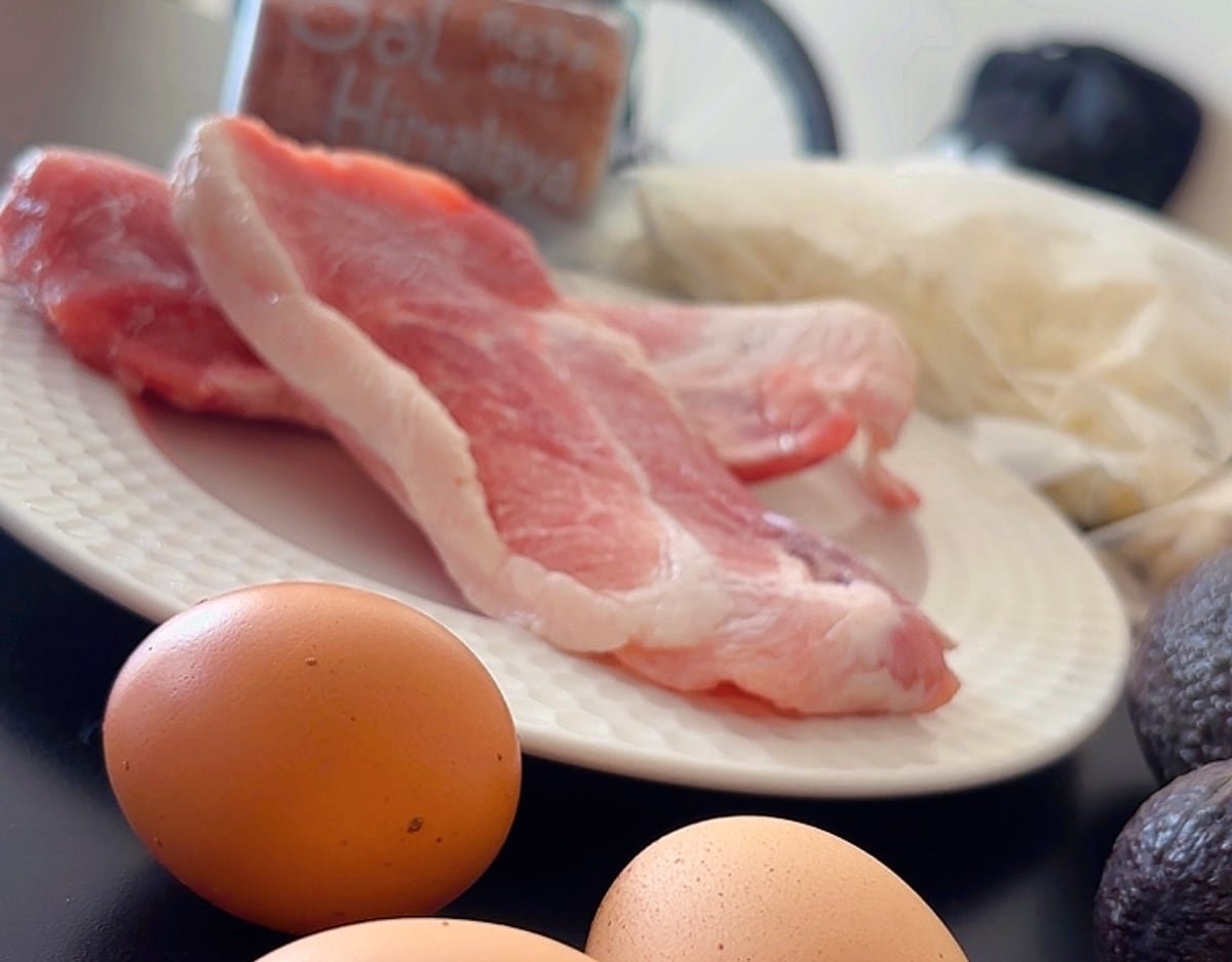 Carne, huevos y palta sobre la mesa: la compra de un menu keto semanal