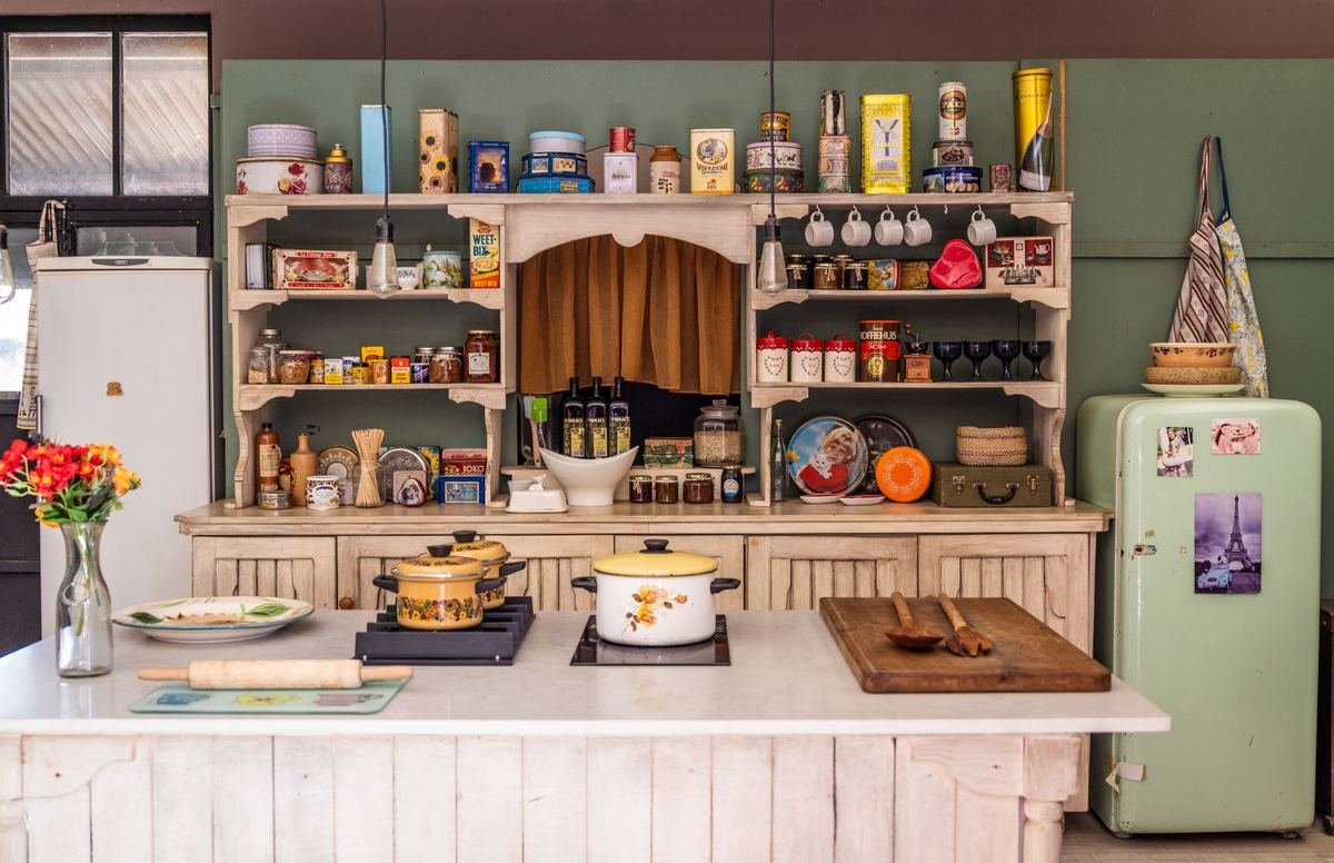 Las ollas y los tápers de la semana en una cocina de casa